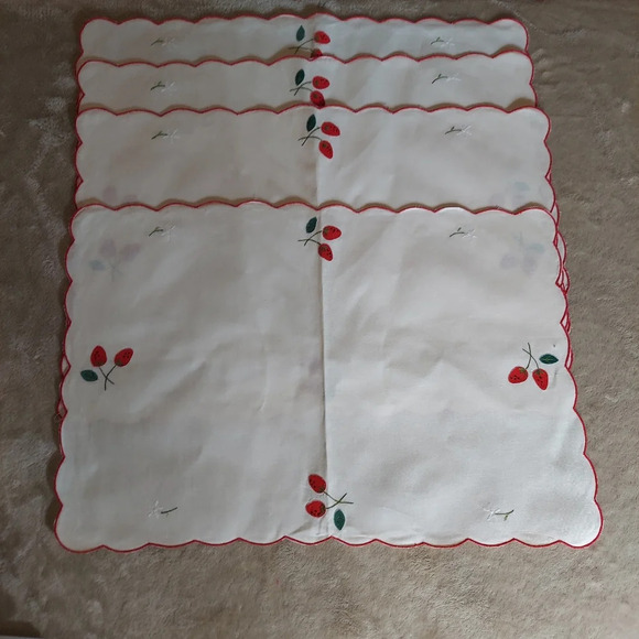 Vintage Placemats  Cream Red Appliques and Embroidered Scalloped Edges - Picture 7 of 11